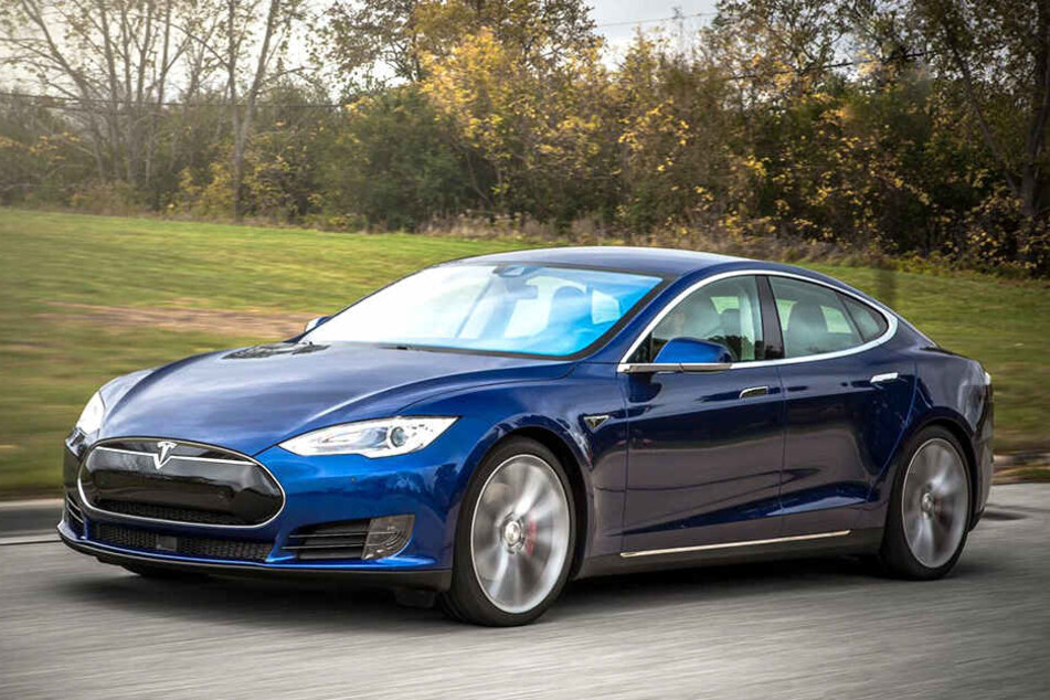 Solch einen Tesla wollte sich der Betrüger laut Anklage unter den Nagel reißen. Zum Glück merkte der Verkäufer noch rechtzeitig den Schwindel.