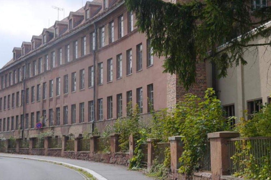 Donnerstagabend bestätigte der Stadtrat von Seifhennersdorf per Mehrheitsbeschluss den Abriss der VEB Herrenmode-Fabrik in der Rosa-Luxemburg-Straße. "Das Gebäude wurde ursprünglich von einem privaten Investor aus der Nachbargemeinde ersteigert.