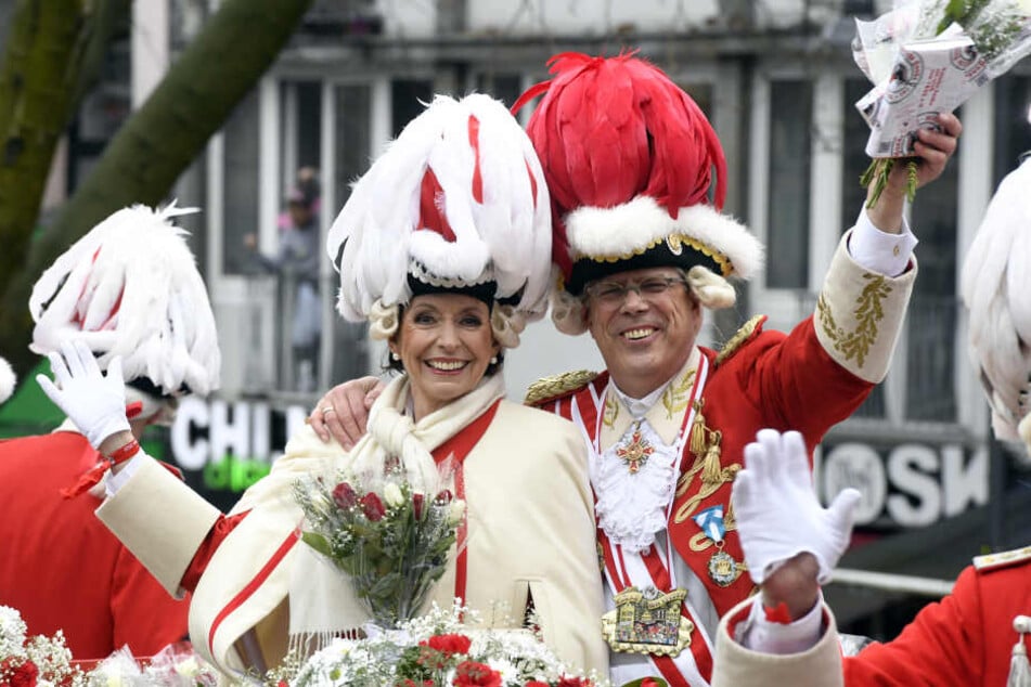 Kölns Oberbürgermeisterin Henriette Reker (l), fährt auf dem Wagen der Roten Funken im diesjährigen Rosenmontagszug mit.