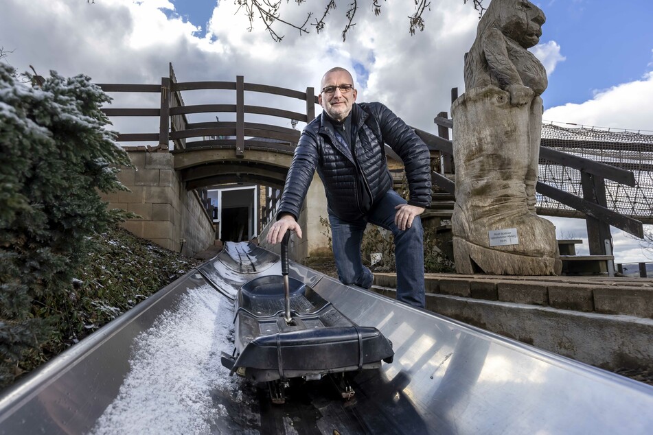 Betreiber Jörg Hammer (51) ist glücklich: Bald kann auch seine Sommerrodelbahn wieder laufen.