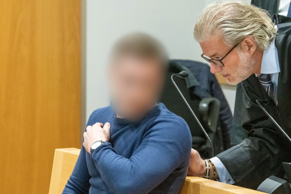 Verteidiger Moritz Bode (r.) spricht im Schwurgerichtssaal mit seinem Mandanten auf der Anklagebank.