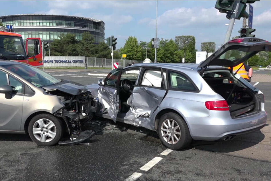 Die Fahrerin prallte mit ihrem Auto auf der Kreuzung mit einem anderen Wagen zusammen.