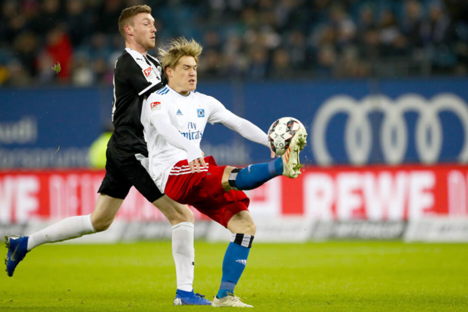 Gotuko Sakai behauptet den Ball vor Gegner Sören Dieckmann.