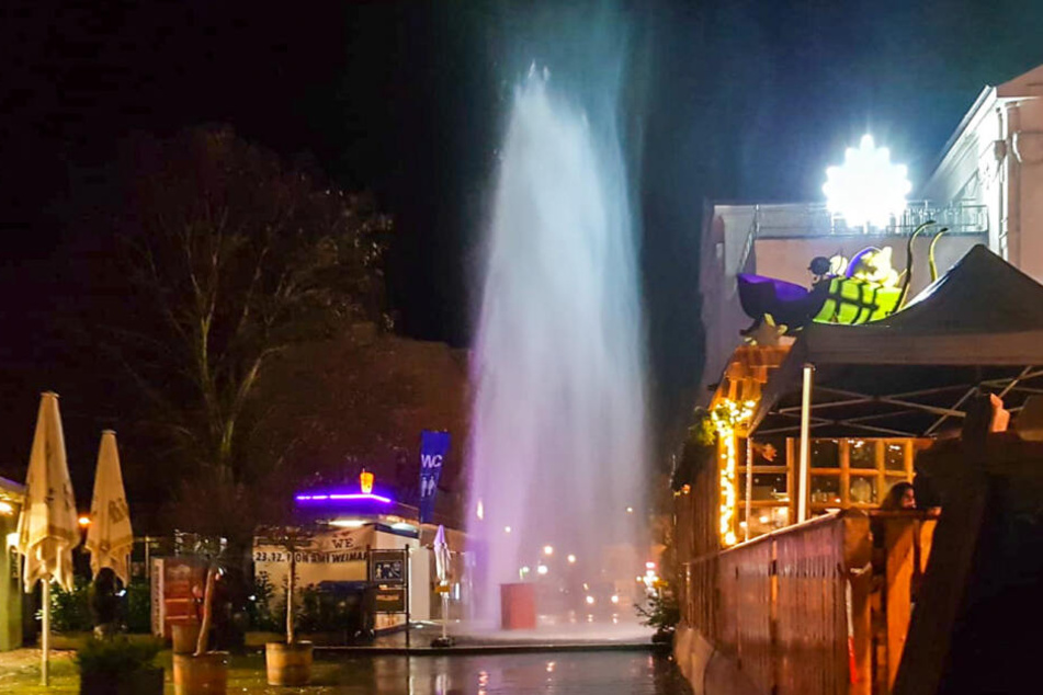 Meterhoch: Eine Wasserfontäne auf dem Weimarer Weihnachtsmarkt.
