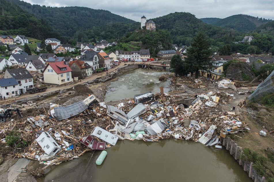 Im rheinland-pfälzischen Altenahr türmen sich Wohnwagen, Gastanks, Bäume und Schrott meterhoch an einer Brücke über die Ahr. Angesichts der Flutkatastrophe in Westdeutschland hat Farin Urlaub sich klar zu einer Entscheidung bei der Bundestagswahl positioniert.