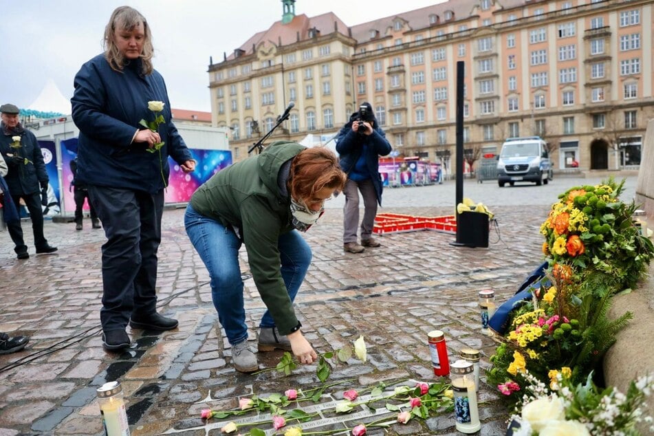 Im Gedenken an die verbrannten Leichen wurden Rosen niedergelegt.