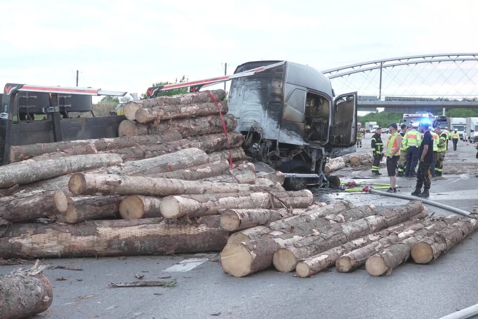 Die Baumstämme waren auf der Autobahn verteilt und mussten aufwendig beiseite geräumt werden.