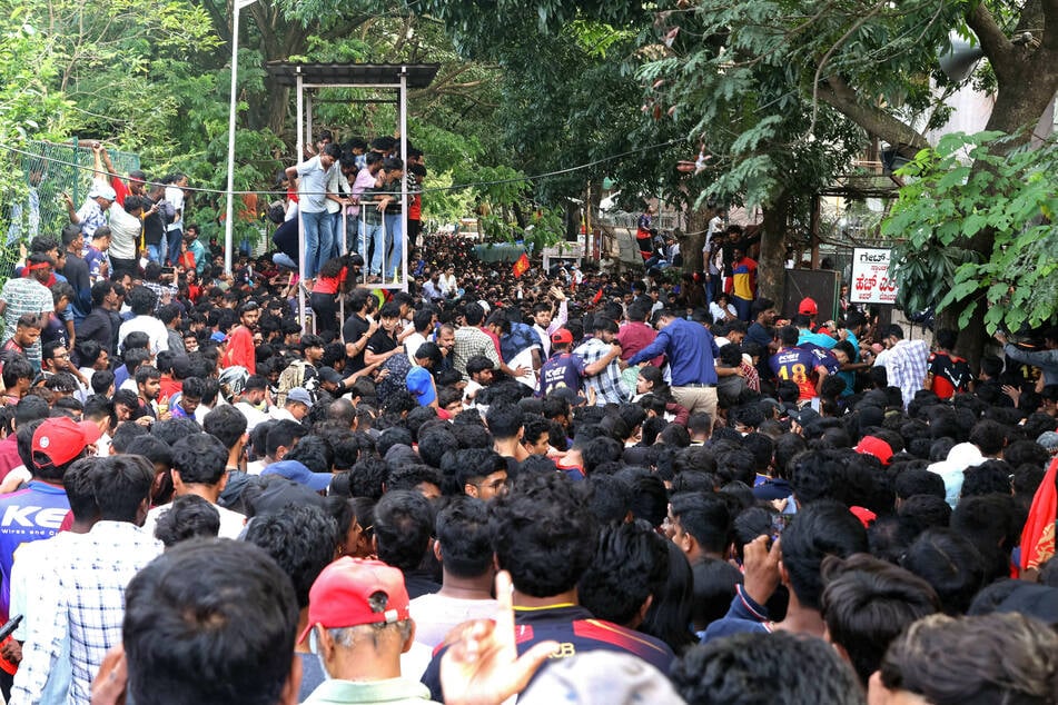 Bei der Meisterfeier in der indischen Metropole Bengaluru kam es zu einer offenbar tödlichen Massenpanik.