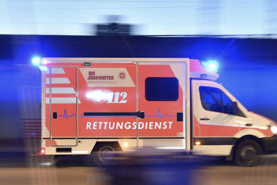 Mit einem Krankenwagen wurde der kleine Junge in ein Krankenhaus verbracht. (Symbolbild)