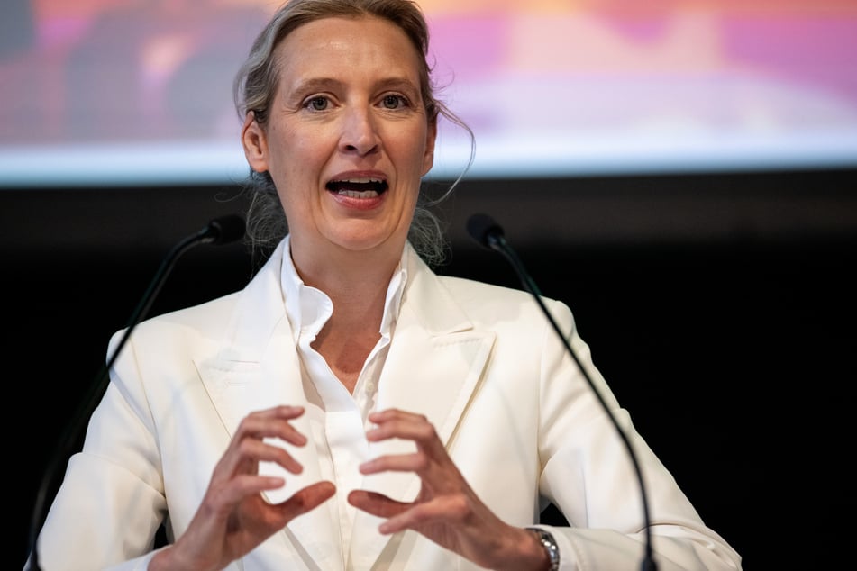 Ganz in Weiß trat AfD-Chefin Alice Weidel (47) am Samstag auf dem Landesparteitag der NRW-Fraktion in Marl vor die Mikrofone.