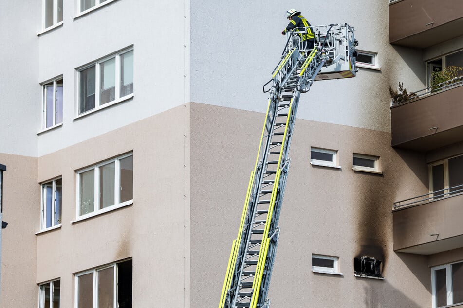 Wohnungsbrand in Groß-Gerau sorgt für großen Schaden: Feuerwehr hat alle Hände voll zu tun