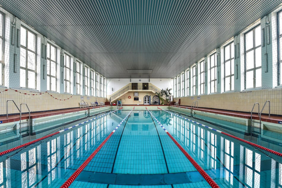 Auf diesen Bahnen üben Kinder aus 24 Schulen Schwimmen, dazu trainieren hier zehn Vereine.
