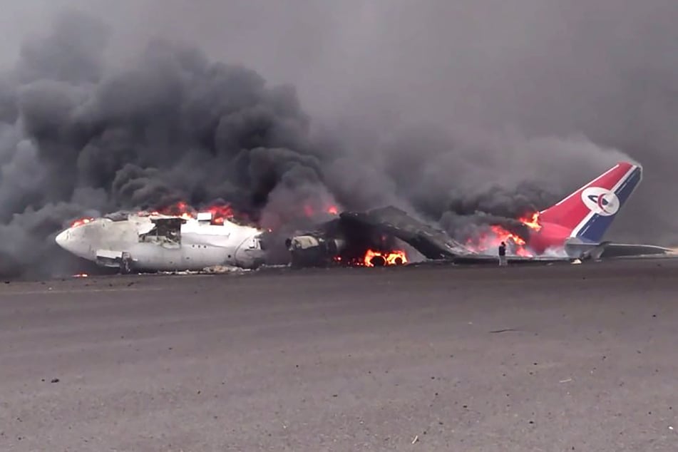 Ein brennendes Flugzeug der Yemenia Airlines am Airport von Sanaa.
