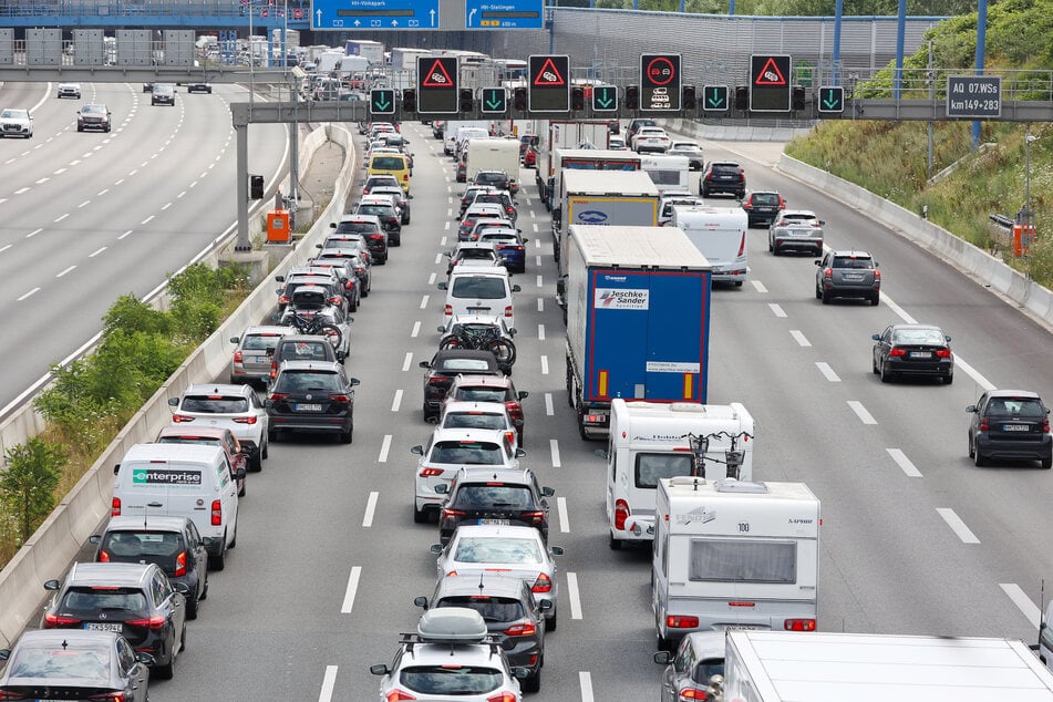 Unfall A2: In Stauende gefahren: A2 bei Alleringersleben nach tödlichem Unfall gesperrt!