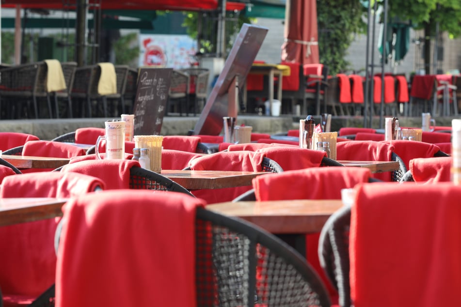 Ist es zumutbar, wenn Menschen in Straßencafés von Bettlern angesprochen werden? Darüber hat der Stadtrat Kölns am Donnerstag debattiert. (Symbolfoto)