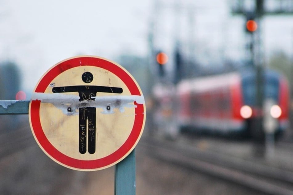 Die Bundespolizei warnt eindringlich davor, den Gleisbereich zu betreten. (Symbolfoto)