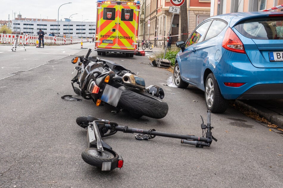 Der Motorradfahrer wurde mit einem Hubschrauber, der auf dem Baustellengelände nebenan landete, in eine Klinik gebracht.