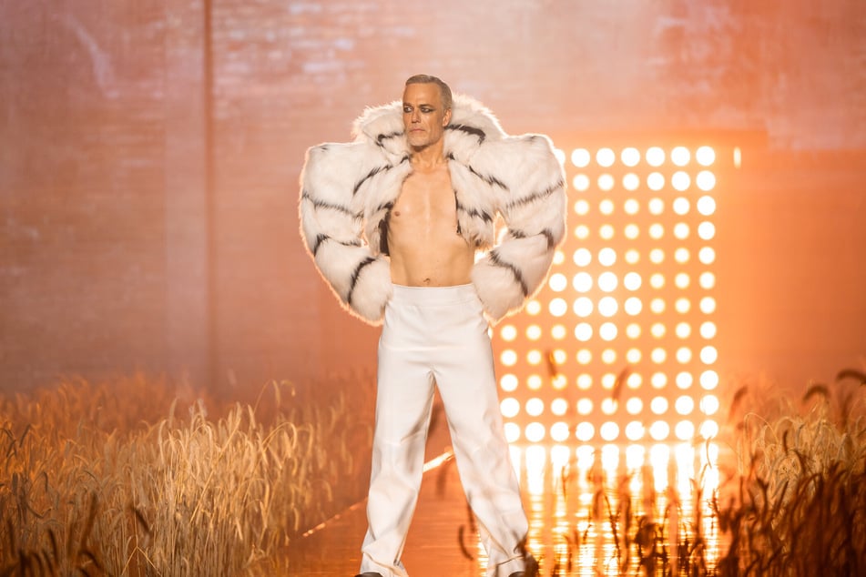 Gerhard (57) schaut bei seinem Walk auf den Boden: ein No-go als Model.