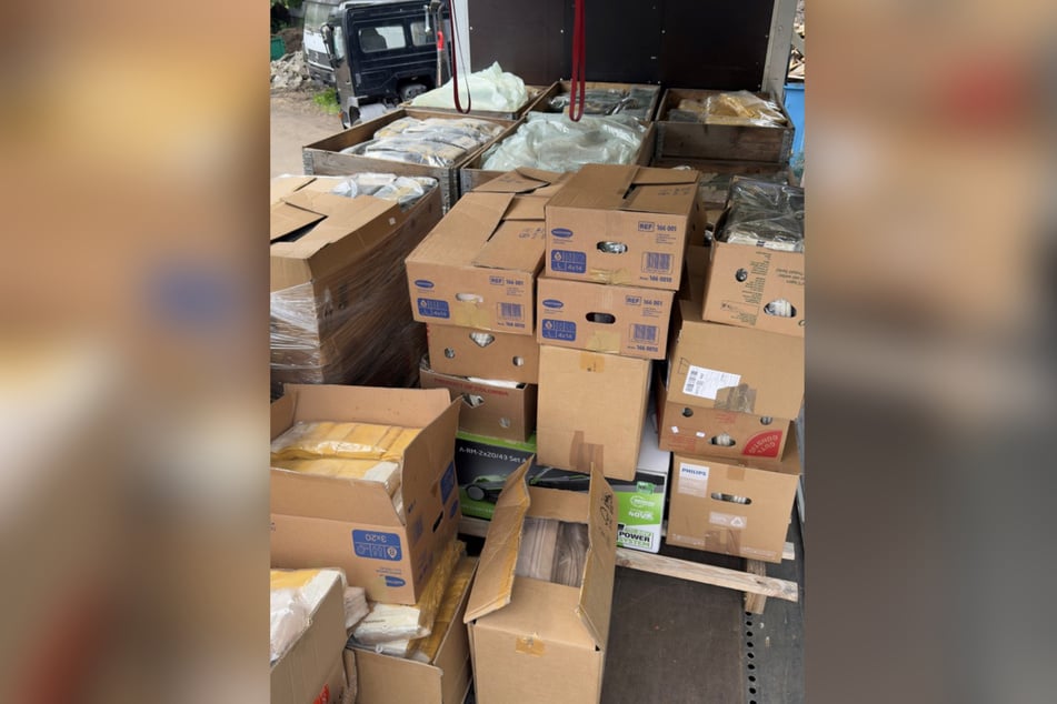 In Umzugskartons verpackt fanden die Beamten die als gestohlen gemeldeten Handtücher in einer Hamburger Lagerhalle.