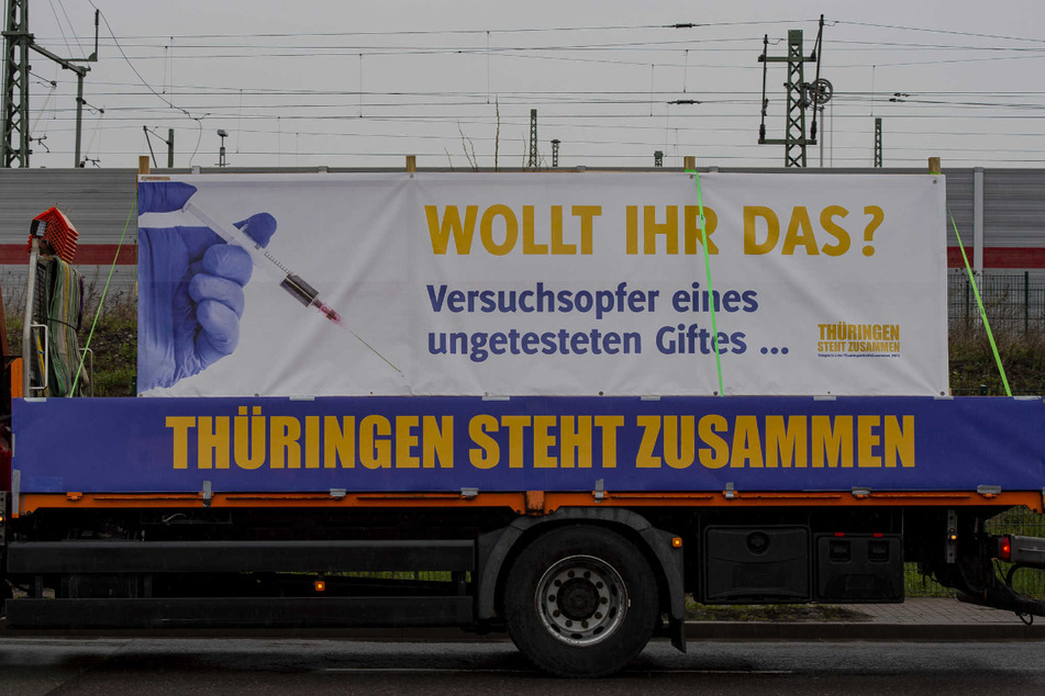 "Wollt ihr das? Versuchsopfer eines ungetesteten Giftes" steht auf einem Plakat des Bündnisses "Thüringen steht zusammen". Gleichzeitig wird der Impfstoff als Gefährlich und nicht als rettend gesehen.