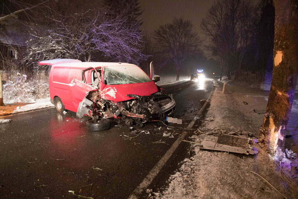 Ein Transporter-Fahrer (30) krachte am Mittwochabend auf der B101 mit seinem Fahrzeug gegen einen Baum.
