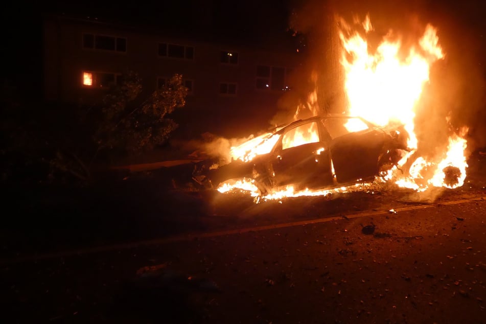 Auto geht in Flammen auf: Mensch stirbt Feuertod in Salzwedel