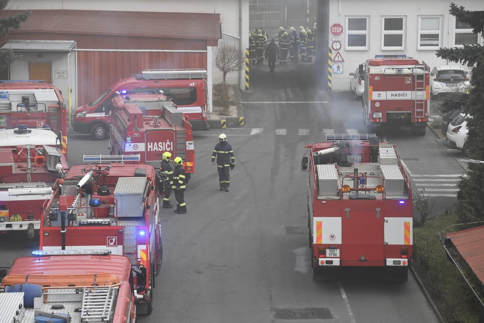 Feuerwehrleute sind mit einem Großaufgebot im Einsatz.