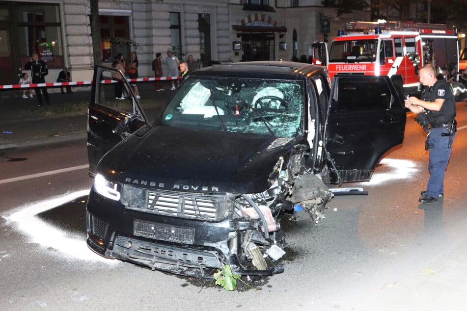 Nach einem Crash in Berlin-Kreuzberg war am Montag von einem Range Rover nicht mehr viel übrig.