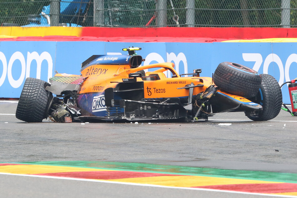 Formel 1: Lando Norris kracht im Regen gegen Mauer und zerlegt Auto komplett