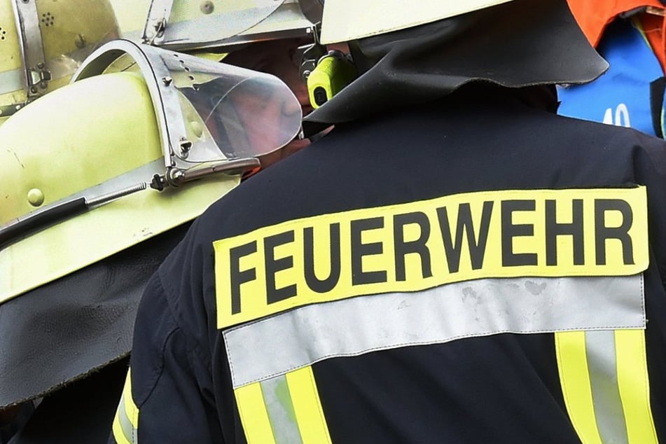 Die Feuerwehr verhinderte ein Übergreifen der Flammen auf ein angrenzendes Gebäude. (Symbolbild)