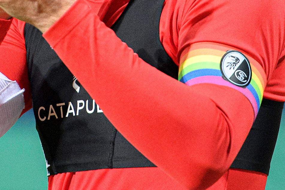 Zwar wird die Regenbogenbinde auch in der Bundesliga getragen, doch geoutet hat sich bislang kein einziger aktueller Profi. (Symbolfoto)
