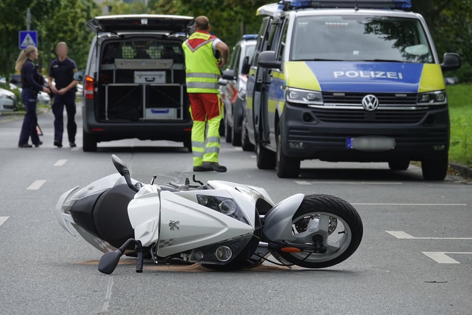 Ein Roller-Fahrer verletzte sich bei einem Unfall in Prohlis leicht.