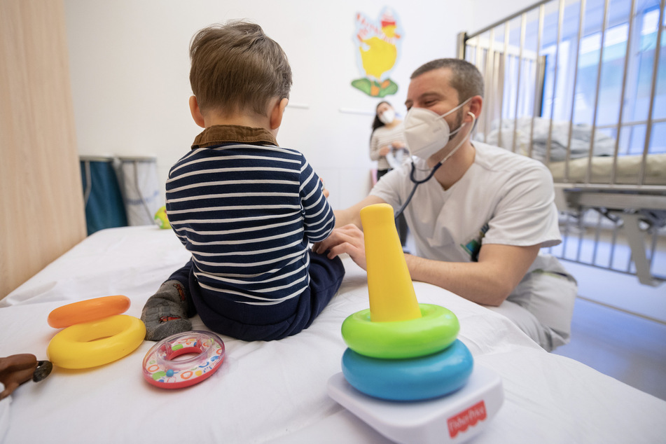 Kinderkliniken in ganz Deutschland kämpfen derzeit mit Engpässen. Um einen Platz in einem Krankenhaus zu bekommen, müssen Kinder lange Wartezeiten und weite Fahrzeiten hinnehmen.
