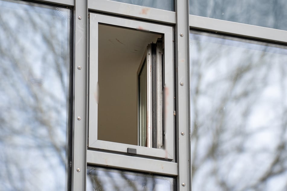 An einem Fenster waren Blutspuren zu finden.