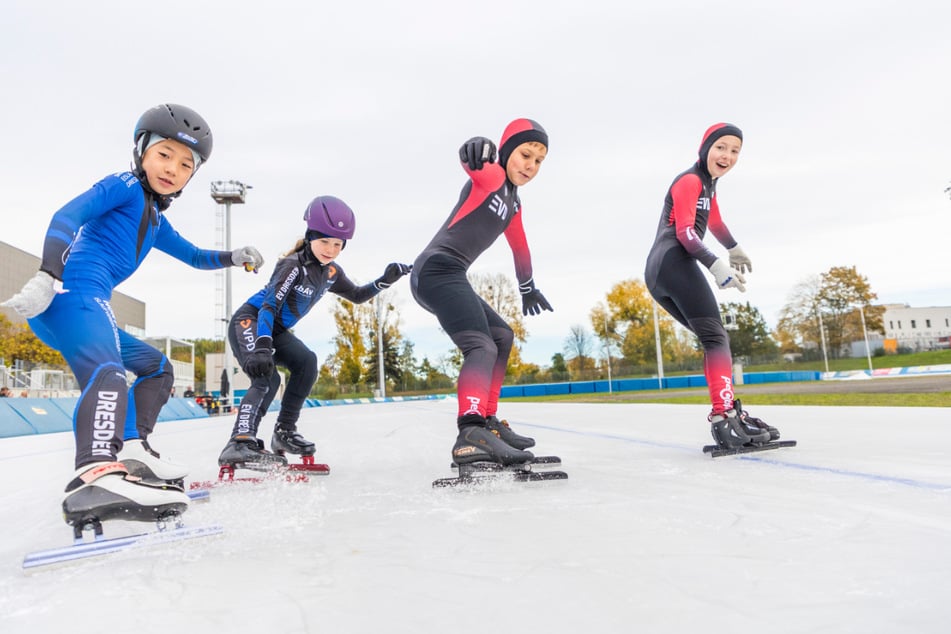 Die Shorttracker Jonas (7, v.l.) und Mathilda (9) sowie Eisschnellläufer Lenny (9) und Marisol (9) sind Feuer und Flamme, dass die Saison wieder losgeht.