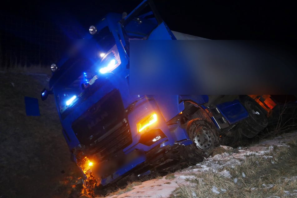 Unfall A1: Mit Cannabis am Steuer? Lkw-Fahrer schläft ein und landet im Graben