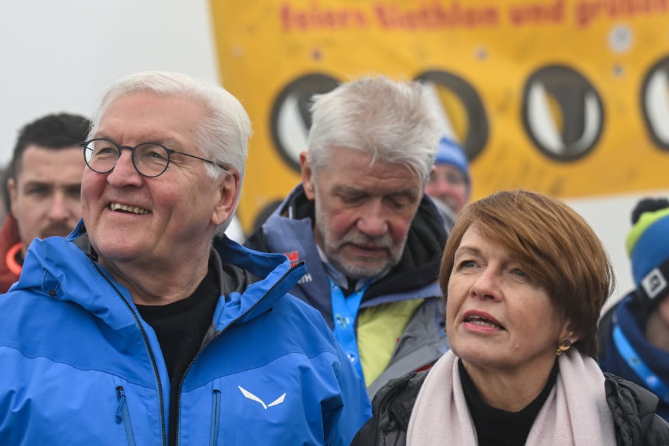 Frank-Walter Steinmeier (67) mit seiner Frau Elke Büdenbender [61] bei der Weltmeisterschaft im Herren-Sprint über 10 km in Oberhof.