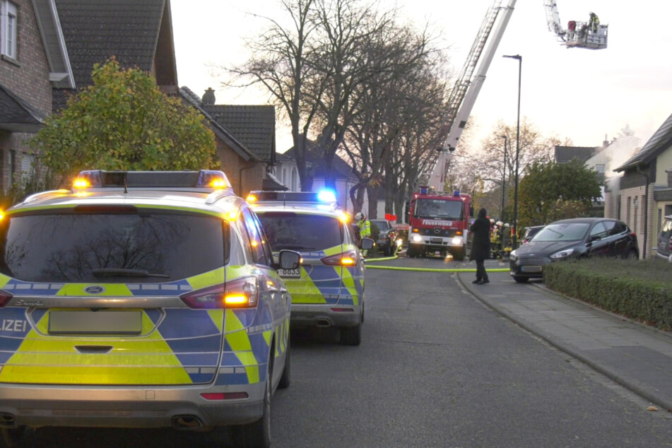 Drei Menschen sind beim Versuch, einen Brand im Keller ihres Hauses in Kerpen eigenständig zu löschen, verletzt worden.