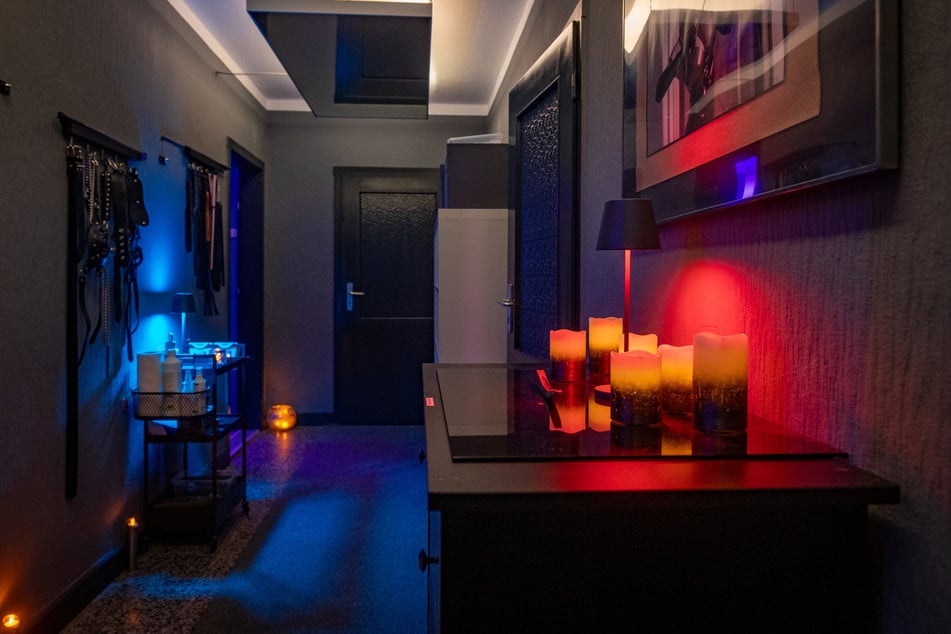 Der Zugang zum schwarzen Bereich mit drei Zimmern für Sklavinnen und Sklaven ...