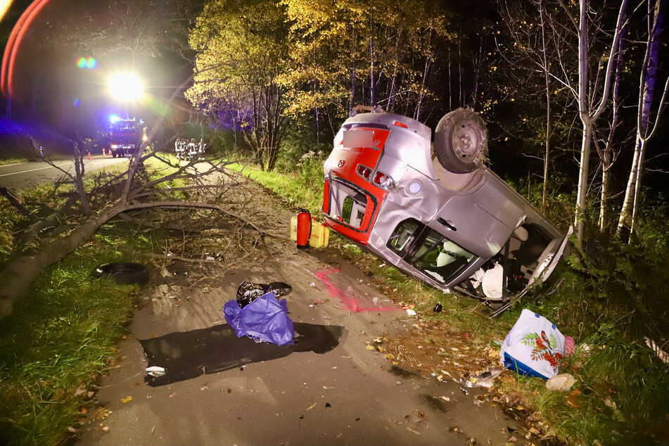 Heftiger Baum-Crash im Erzgebirge: Mazda-Fahrerin schwer verletzt