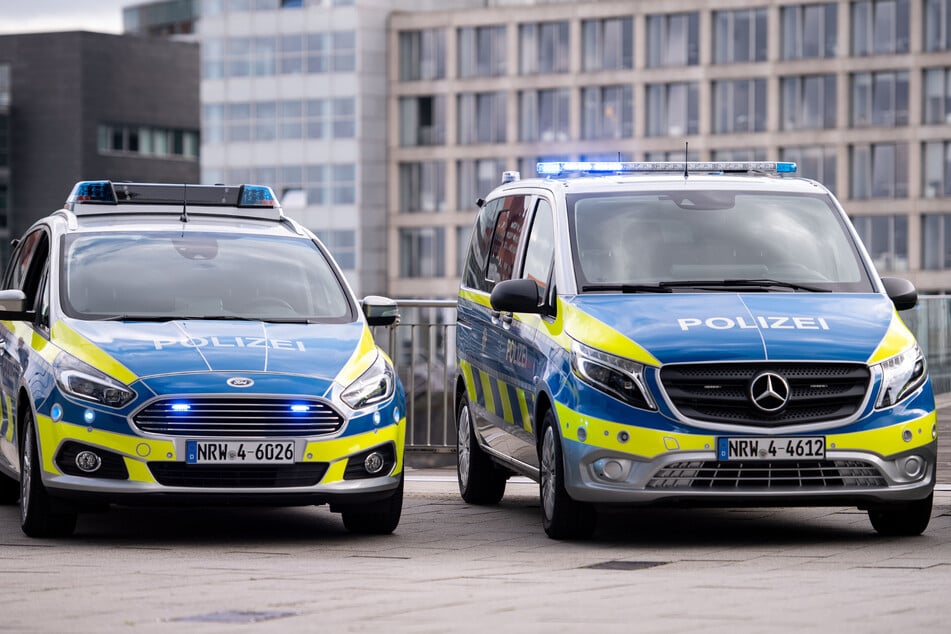 Unfall auf Einsatzfahrt: Polizeiwagen krachen auf Kreuzung zusammen