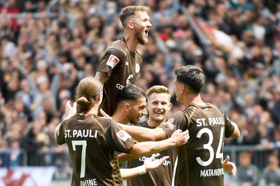 Die Freude beim FC St. Pauli über den ersten Dreier der Saison war groß.