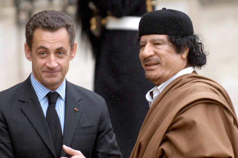 Sarkozy mit dem ehemaligen libyschen Machthaber Muammar al-Gaddafi: Angeblich soll zwischen Frankreich und Libyen illegales Geld geflossen sein. (Archivbild)