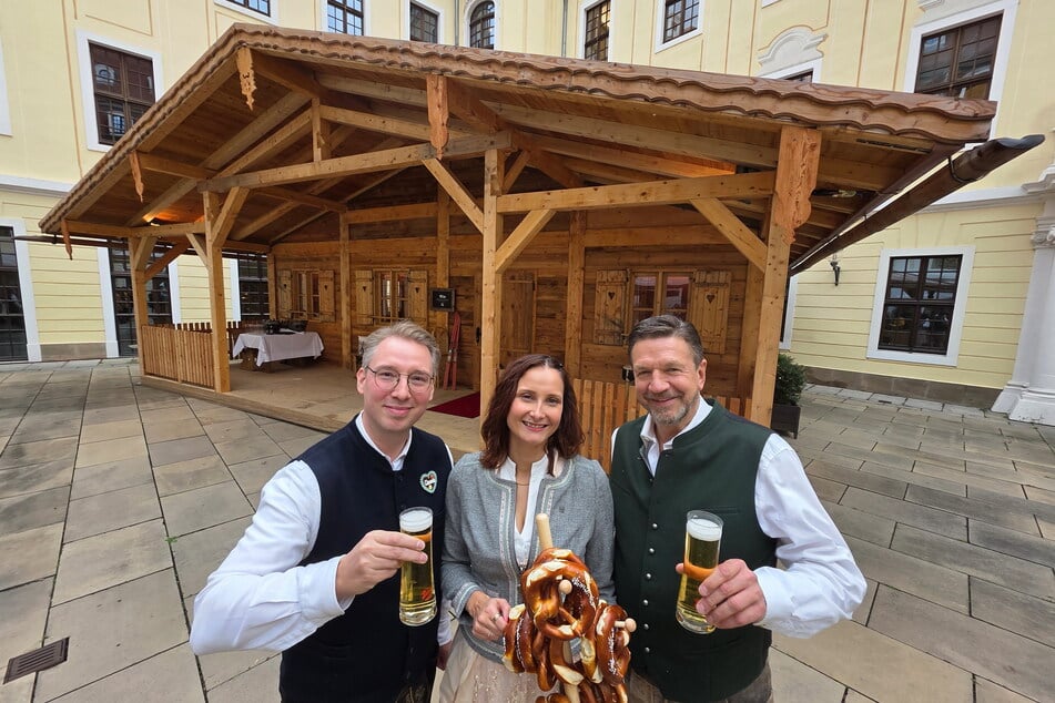 Taschenbergpalais-Direktor Marten Schwass (65, r.), Hotelmanager Clemens Degenhardt (39) und Marketingmanagerin Marlen Seidel (37) vor der Almhütte.
