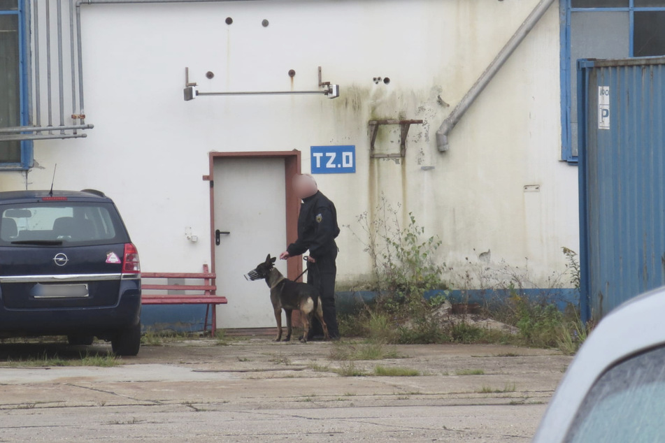 Auch dieser Hintereingang wurde von einem Hundeführer gesichert, damit niemand aus der Halle flüchtet.
