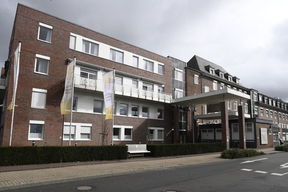 Im Kreis Heinsberg in Nordrhein-Westfalen ist ein weiterer mit dem Coronavirus infizierter Patient gestorben.