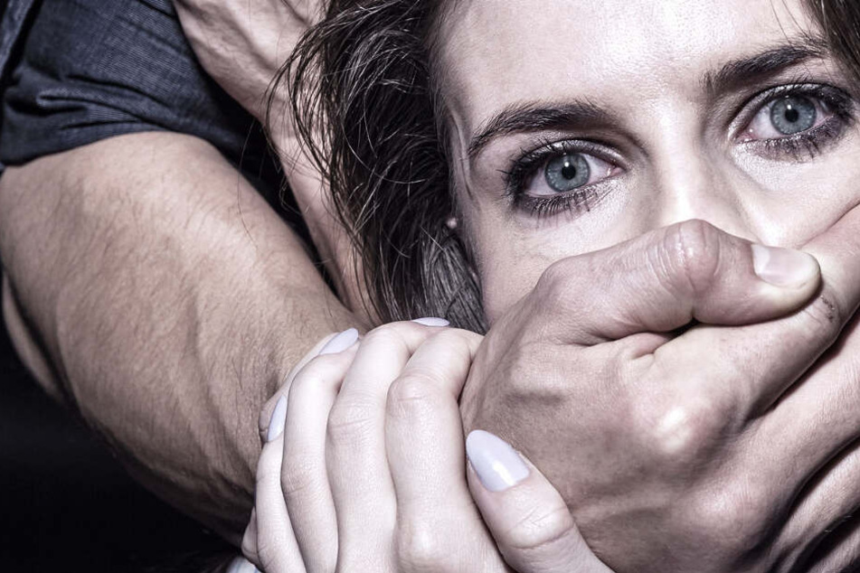 Der Täter attackiert die Frauen oft von hinten und hält ihnen den Mund zu (Symbolbild).