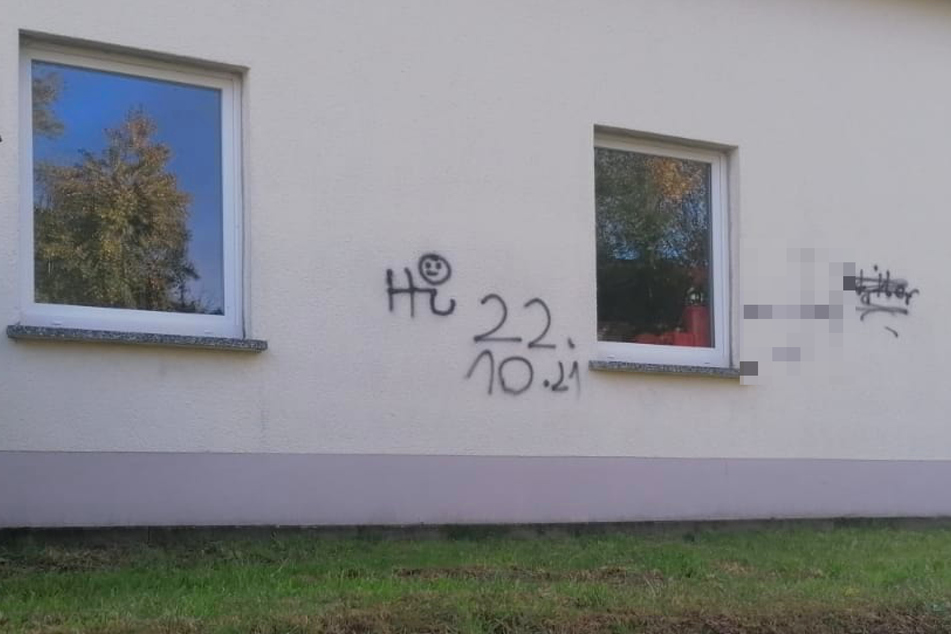 Ein Hakenkreuz (gepixelt) wurde unter anderem ans Gerätehaus der Freiwiiligen Feuerwehr Luchau gesprüht.