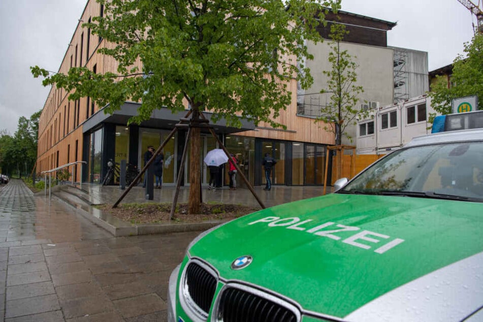 Ein Polizeiauto steht vor der Rupert Egenberger Schule in München. Die Polizei hat nach einer Durchsuchung der Räume am Dienstag nichts gefunden.