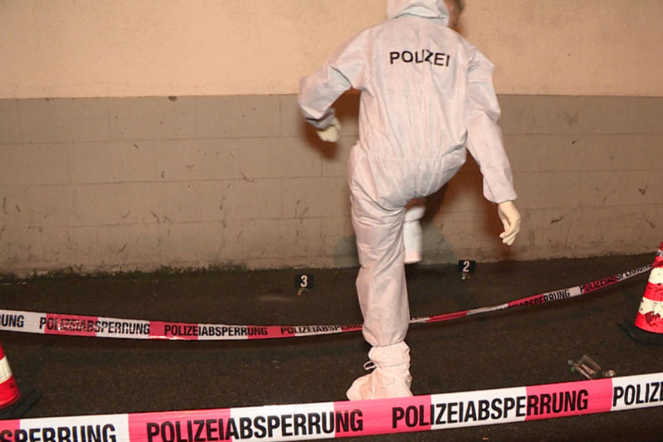 Mit Stichverletzungen ist ein junger Syrer nahe einer Flüchtlingsunterkunft in Esslingen aufgefunden worden.